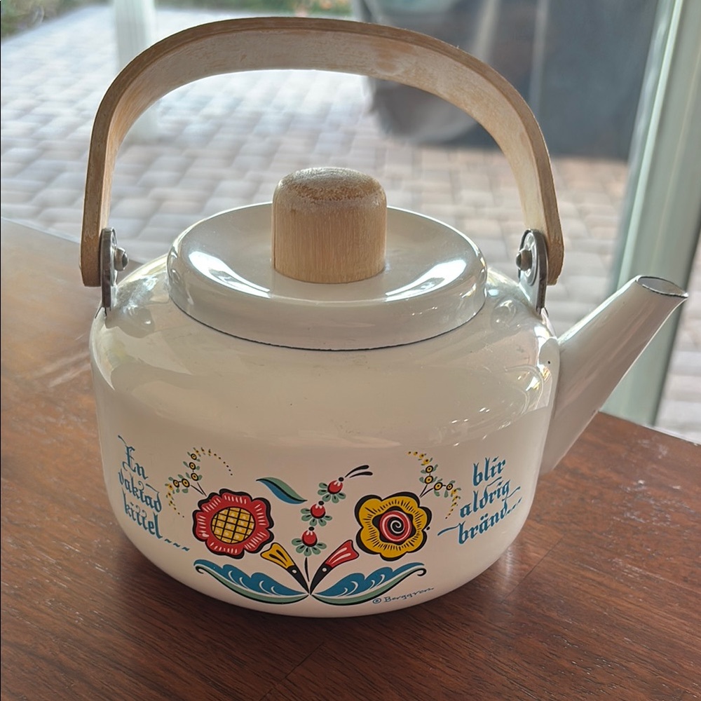 Berggren enamelware pot with wooden handle